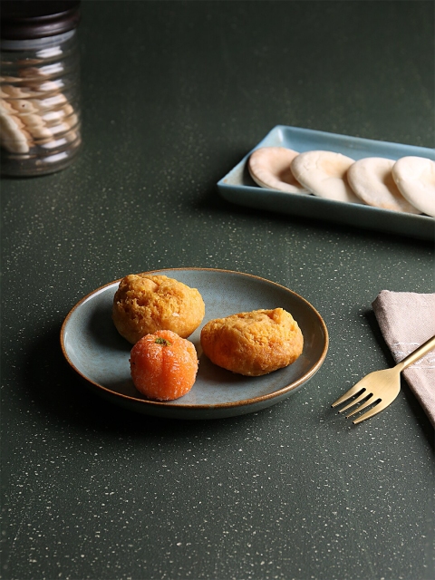 

ellementry Blue & Gold-Toned Printed Ceramic Plate