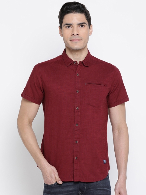 

Wrangler Men Maroon Regular Fit Solid Casual Shirt