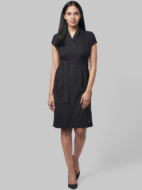 

Park Avenue Woman Black Solid Wrap Dress