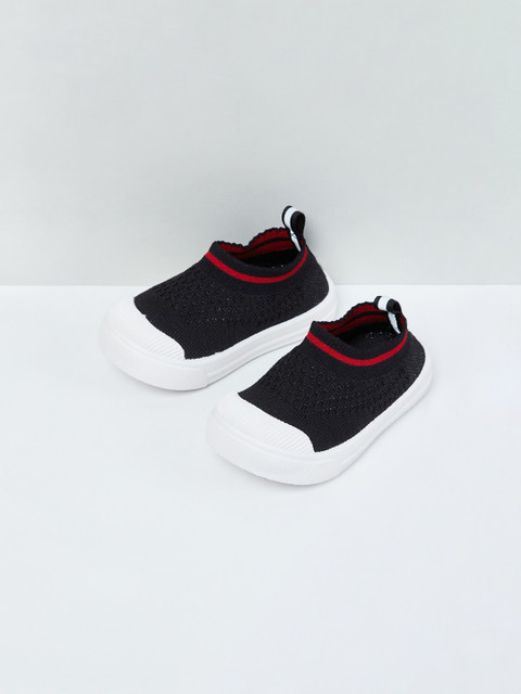 

max Boys Black Slip-On Woven Design Sneakers