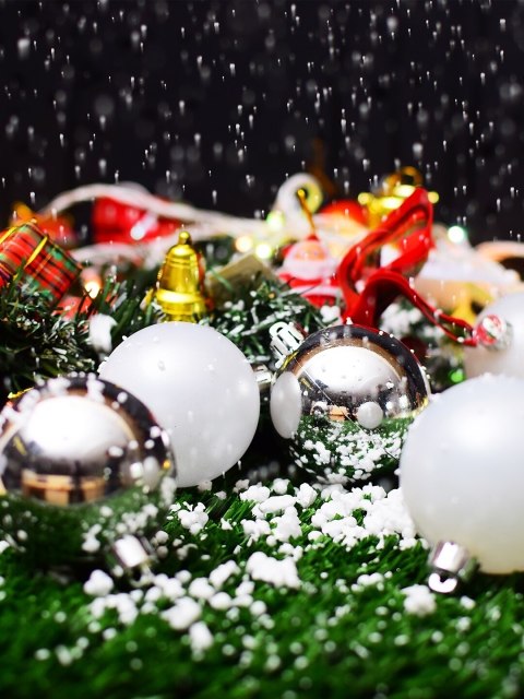 

Archies Silver-Toned & White Christmas Decoration Gift Set
