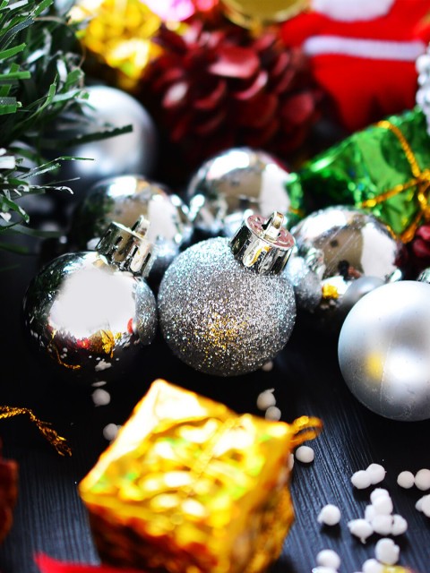 

Archies Silver-Toned 25-Piece Christmas Decoration Gift Set