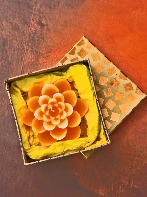 

Soulflower Yellow Jasmine Aroma Lotus-Shaped Sustainable Candle