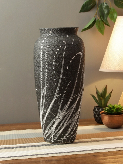

TAYHAA Black & White Textured Hand-Painted Ceramic Flower Vase