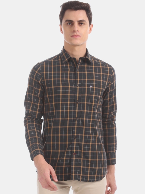 

Arrow Sport Men Black & Beige Regular Fit Checked Casual Shirt