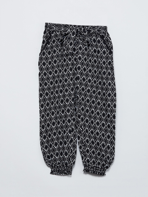 

max Girls Black & White Regular Fit Printed Joggers