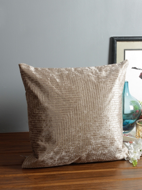 

HomeTown Taupe & Gold-Toned Single Geometric Square Velvet Finish Cushion Cover