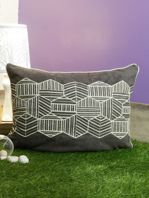 

HomeTown Charcoal Grey & White Geometric Printed Rectangle Cushion Cover