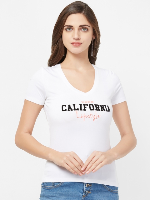 

bebe Women Off-White Printed V-Neck T-shirt