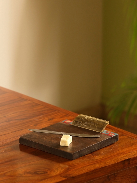 

ExclusiveLane Desert Leaf Serves Hand-Painted Cheese Tray In Mango Wood & Brass, Brown