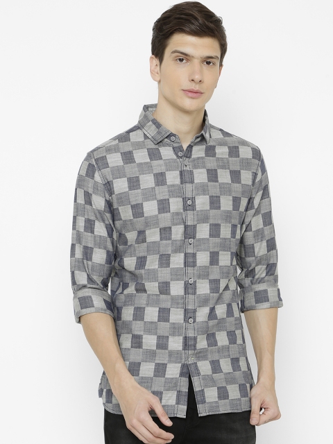 

AweTRend Men Grey Slim Fit Checked Casual Shirt