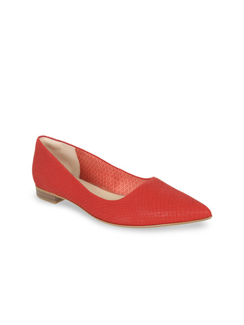 

Clarks Women Red Textured Leather Pumps