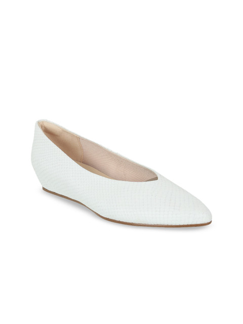 

Clarks Women White Textured Leather Pumps