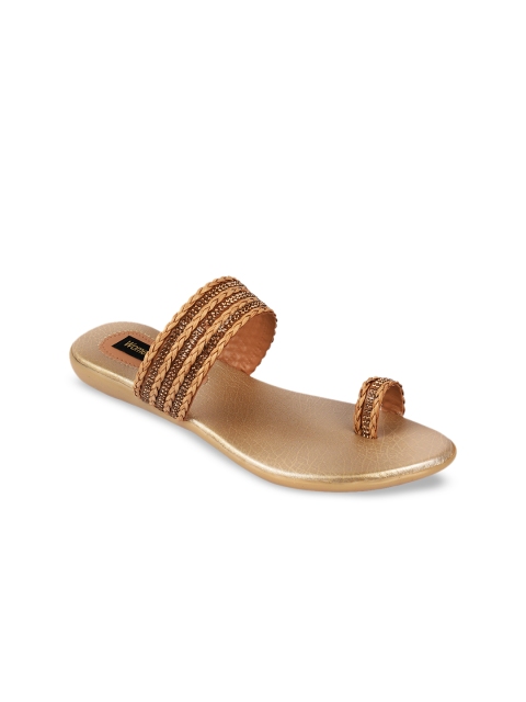 

WOMENS BERRY Women Gold-Toned Solid One Toe Flats