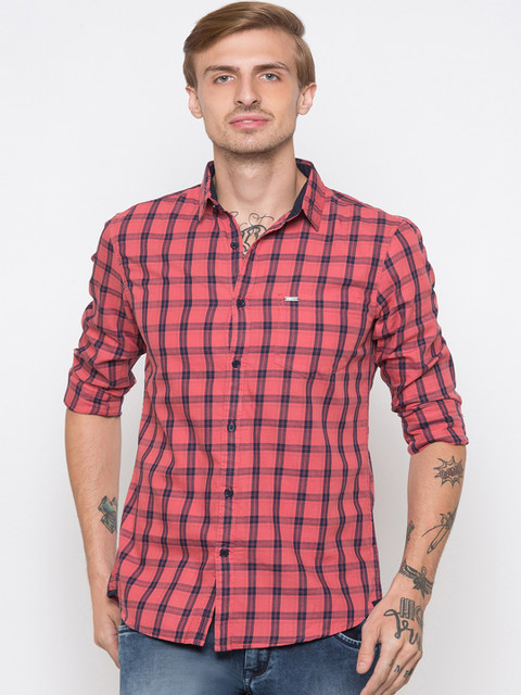 

Globus Men Pink & Navy Blue Regular Fit Checked Casual Shirt