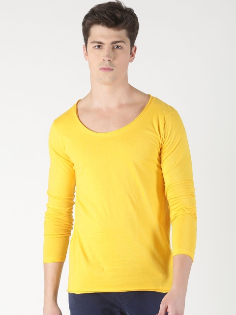 

Blue Saint Men Yellow Solid Scoop Neck T-shirt