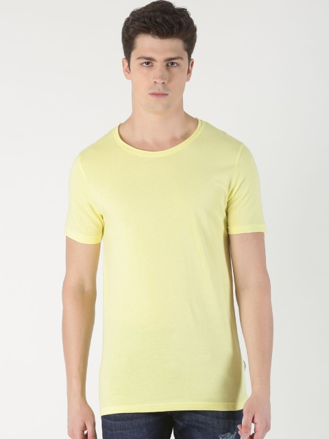 

Blue Saint Men Yellow Solid Round Neck T-shirt