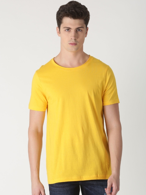 

Blue Saint Men Yellow Solid Round Neck T-shirt