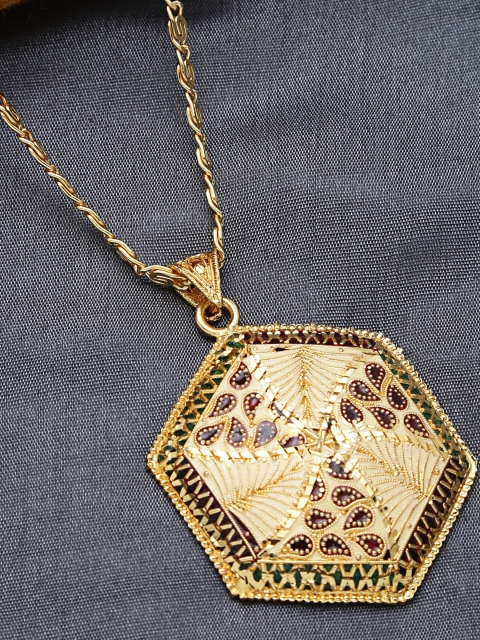 

ZeroKaata Gold-Plated Red & Green Enamelled Geometrical Pendant with Chain