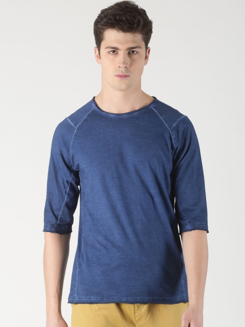 

Blue Saint Men Blue Solid Round Neck T-shirt