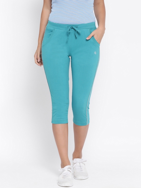 

Macrowoman W-Series Women Green Solid Regular Fit Capris