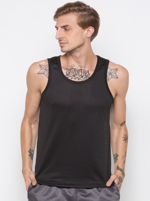

Globus Men Black Solid Round Neck T-shirt