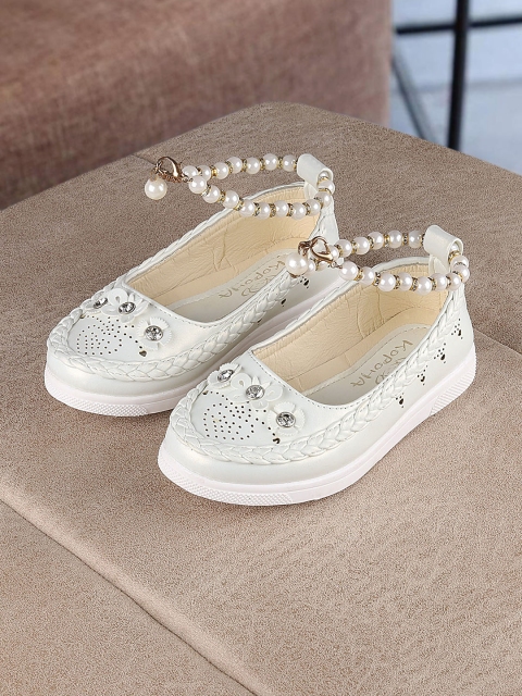 

Walktrendy Girls White & Gold-Toned Embellished Ballerinas