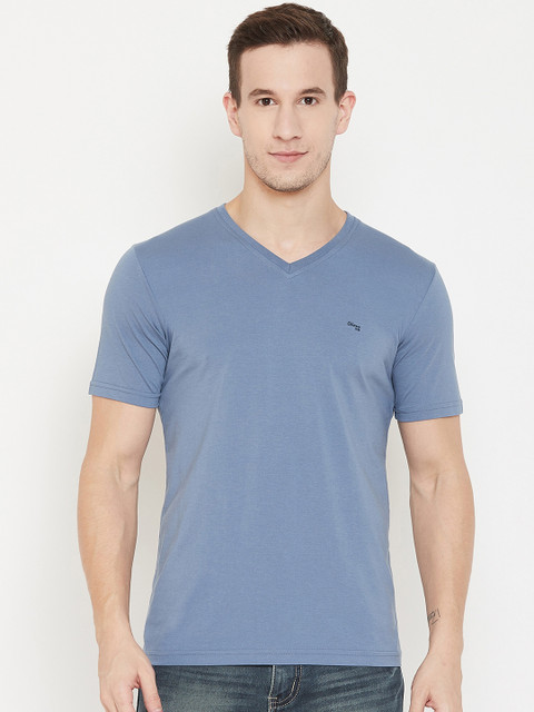 

Okane Men Blue Solid V-Neck T-shirt