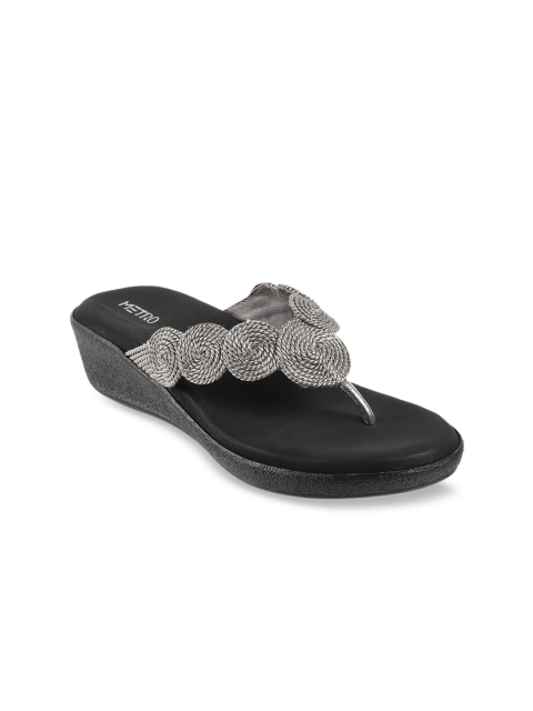 

Metro Women Grey Solid Sandals