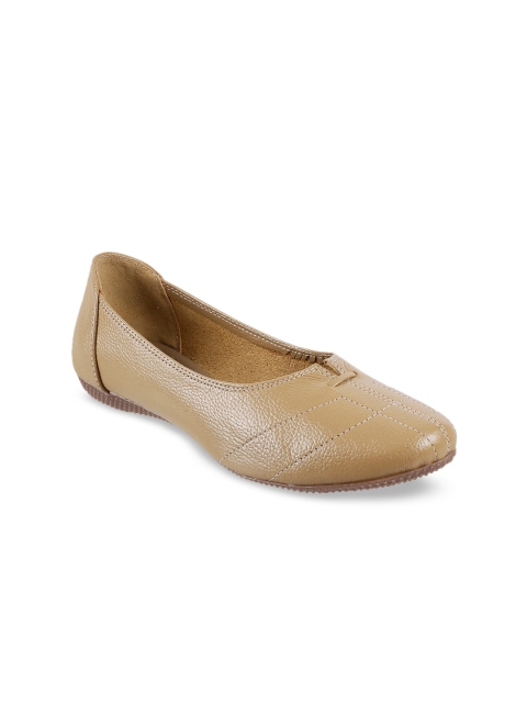 

Metro Women Beige Solid Pumps