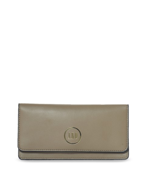 

AND Brown Solid Clutch