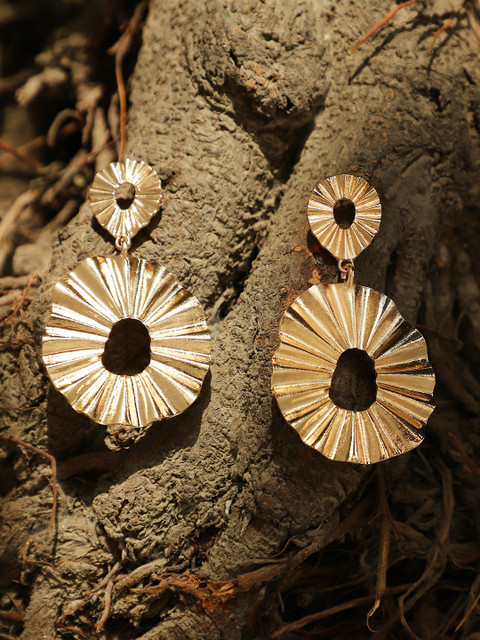 

Crunchy Fashion Gold-Toned Floral Drop Earrings