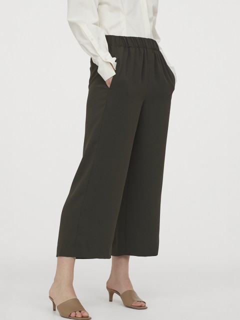 

H&M Women Green Solid Cropped Trousers