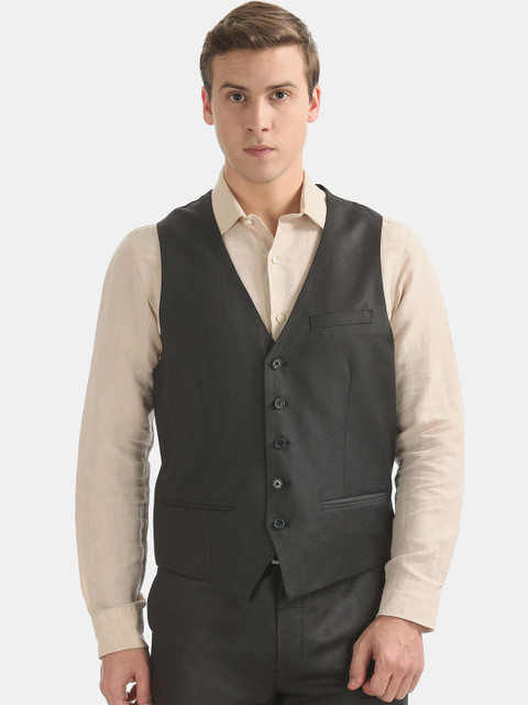 

Arrow Men Black Solid Regular fit Single-Breasted Three-Piece Tuxedo Suit