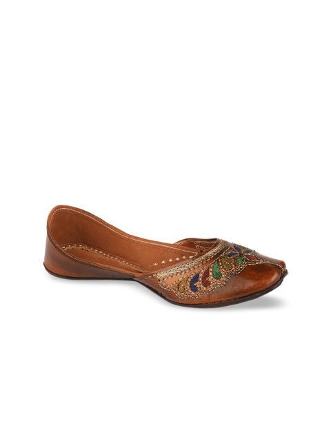 

DESI COLOUR Women Brown Embellished Leather Mojaris