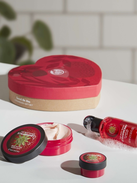 

THE BODY SHOP Sweet on You Strawberry Skin Care Gift Set 120 ml, Red