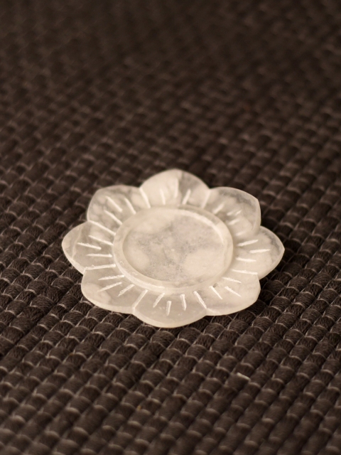 

Unravel India White Lotus Design Tea Light Candle Holder