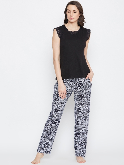 

Clovia Women Black & Grey Printed Night Suit