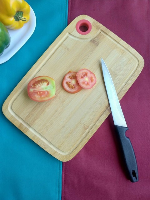 

CRAYTON Brown Solid Corner Round Handle Bamboo Wooden Chopping Board