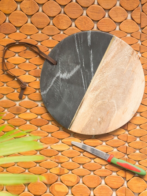

ExclusiveLane Beige & Grey Colourblocked Round Mango Wood & Marble Chopping Board