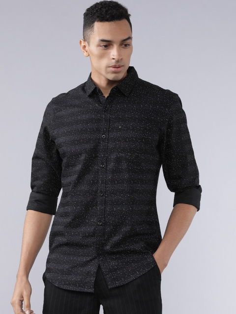 

HIGHLANDER Men Black & White Slim Fit Printed Casual Shirt