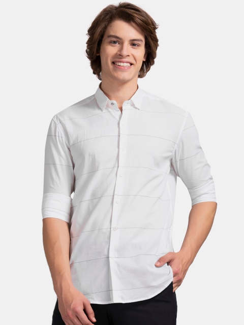 

True Blue Men White Slim Fit Striped Casual Shirt