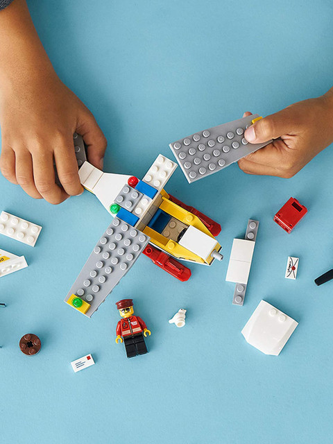

LEGO Unisex Kids Multicoloured Mail Plane Construction Toy, Multi
