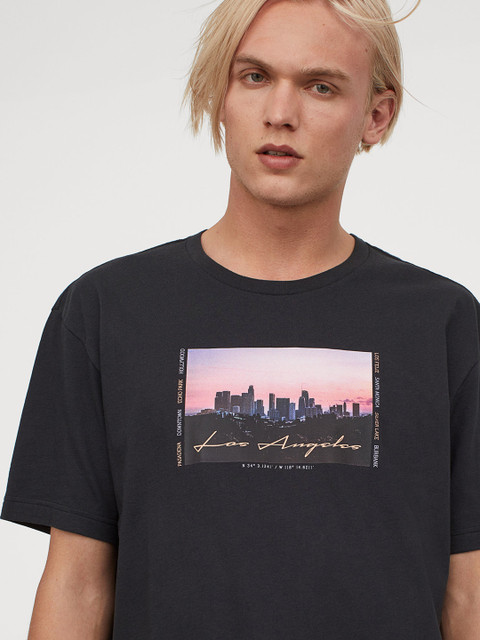 

H&M Men Black T-Shirt With a Motif