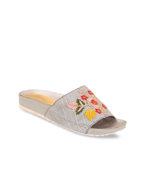 

Siendo Desi Women Silver-Toned Woven Design Open Toe Flats