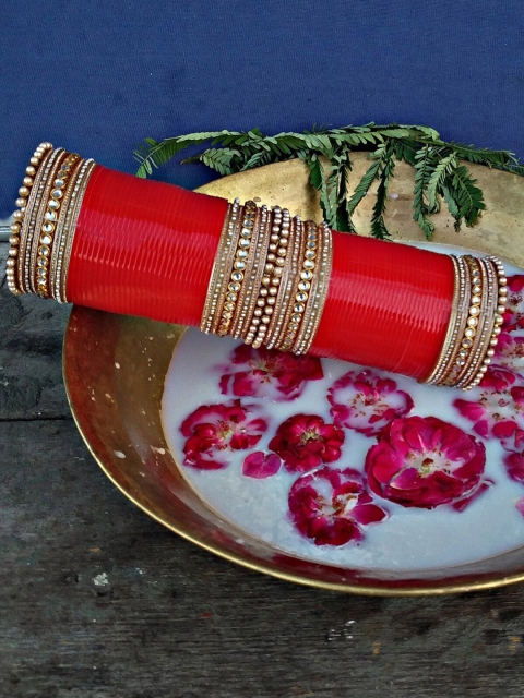 

LUCKY JEWELLERY Set Of 2 Red & Gold-Toned Punjabi Chura Bridal Wedding Bangles