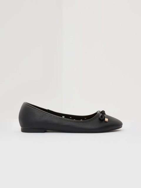 

shoexpress Women Black Solid Ballerinas