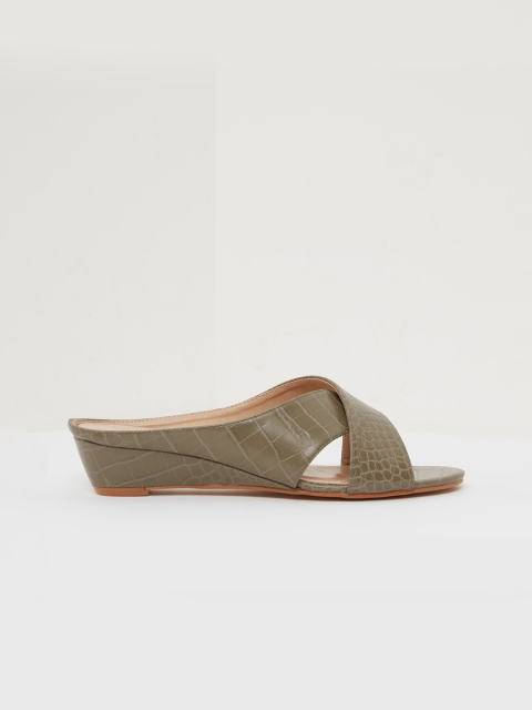 

shoexpress Women Olive Green Solid Sandals