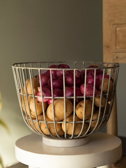 

ellementry Grey Solid Fruit & Vegetable Metal Basket With Marble Base