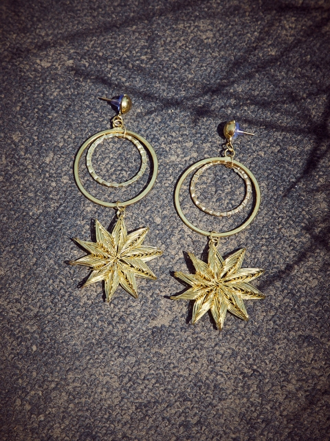 

ZeroKaata Gold-Plated Contemporary Drop Earrings